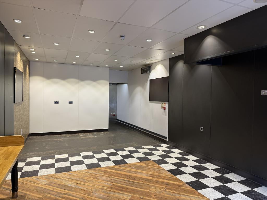 Lot: 91 - SINGLE STOREY COMMERCIAL UNIT ON HIGH STREET - Customer serving area at front of unit